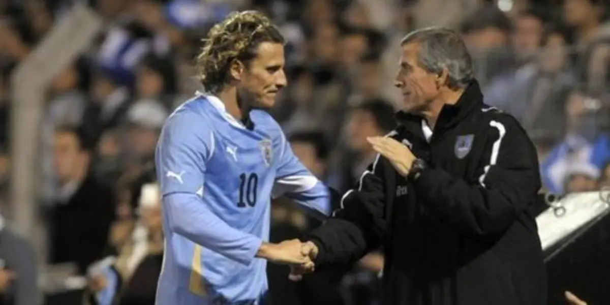 Diego Forlán tuvo un gesto digno de destacar con el Maestro Tabárez, del cual se habla en la Selección de Uruguay