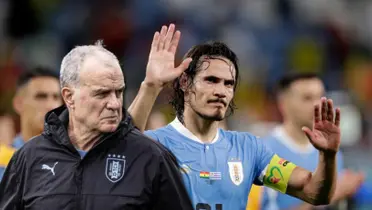 Edinson Cavani saludando a la hinchada de Uruguay junto a Marcelo Bielsa.