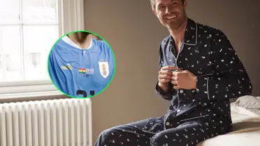 Hombre en pijama y un jugador de Uruguay.