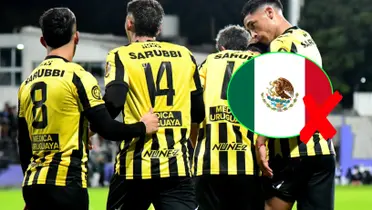 Jugadores de Peñarol y la bandera de México.