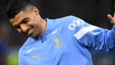 Luis Suárez con la campera de Uruguay sonriendo.