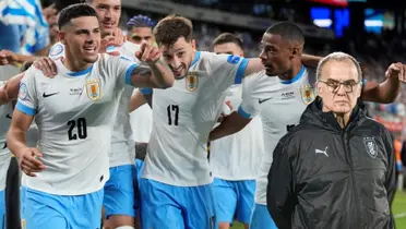 Marcelo Bielsa junto a los jugadores de Uruguay.