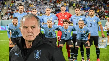 Marcelo Bielsa y detrás, el once de Uruguay.