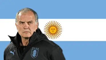 Marcelo Bielsa y la bandera de Argentina.
