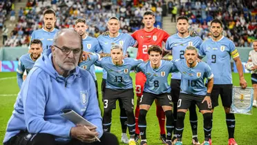 Bielsa con el buzo de Uruguay y la Celeste formada.