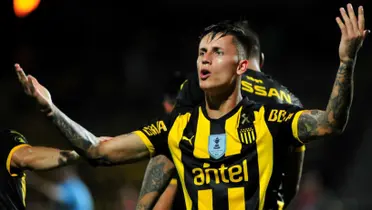 Brian Rodríguez con la camiseta de Peñarol.