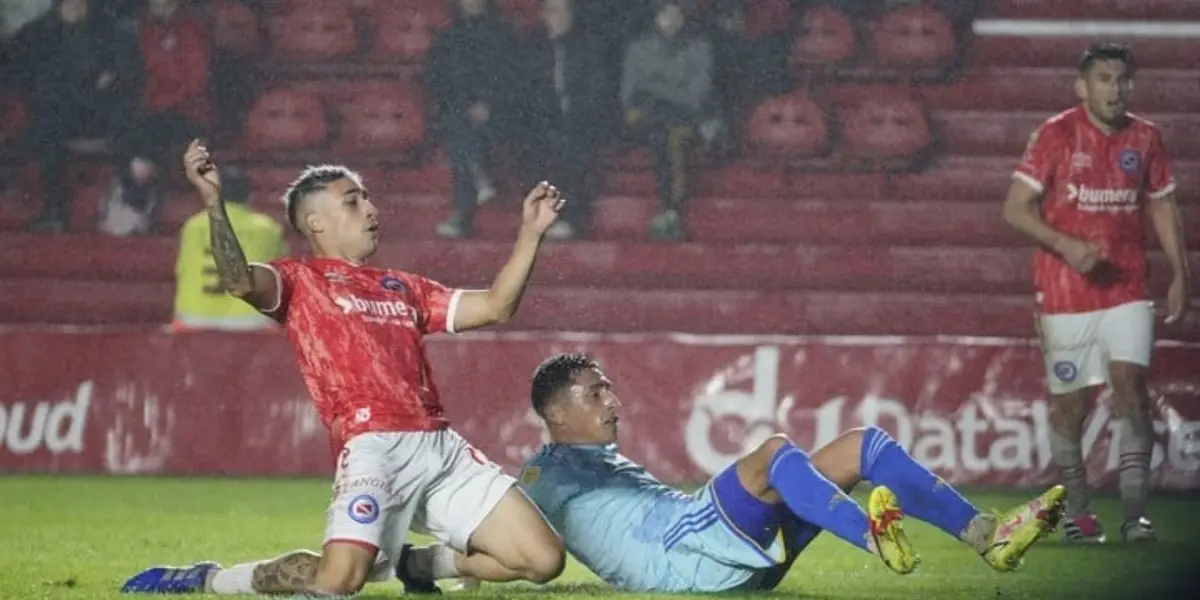 Cada vez que ingresa la rompe jugando, esta vez hizo el gol para que su equipo consiga los tres puntos que valen muchísimo