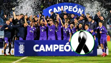 Defensor Sporting levantando la Copa y festejando.