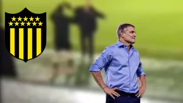 Diego Aguirre dirigiendo a Peñarol durante la victoria sobre Danubio