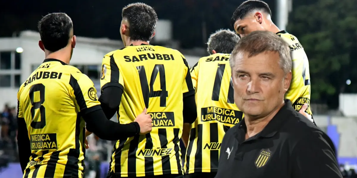 Diego Aguirre junto a jugadores de Peñarol.