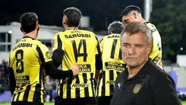 Diego Aguirre junto a jugadores de Peñarol.