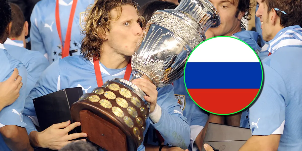 Diego Forlán besando el trofeo de la Copa América con Uruguay.