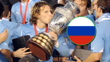 Diego Forlán besando el trofeo de la Copa América con Uruguay.