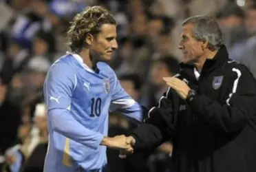 Diego Forlán tuvo un gesto digno de destacar con el Maestro Tabárez, del cual se habla en la Selección de Uruguay