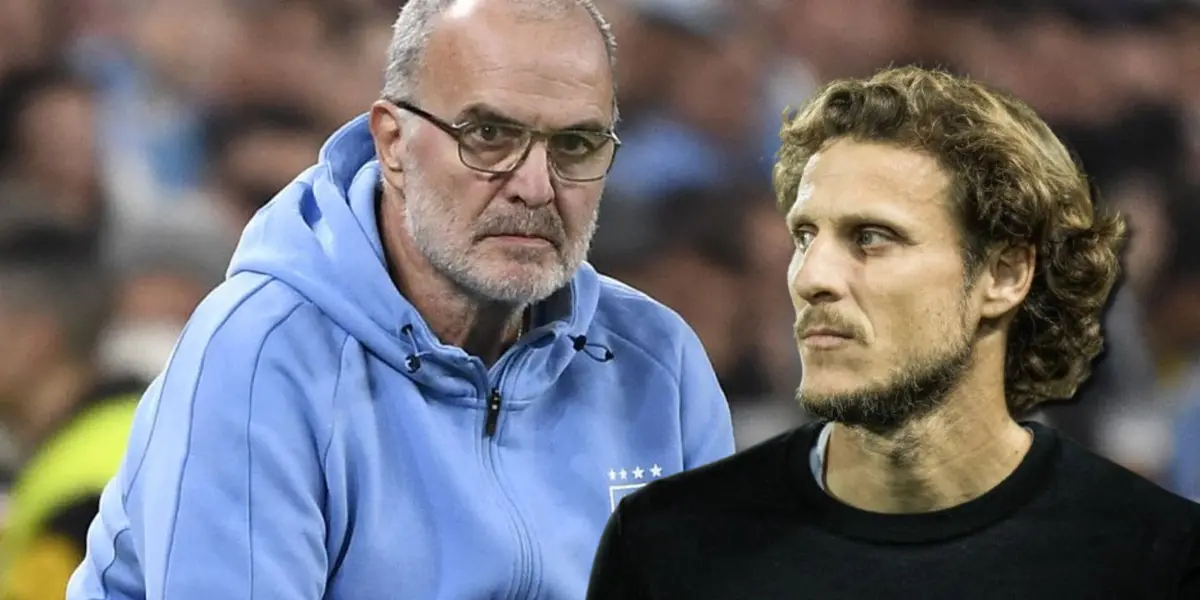 Diego Forlán y de fondo, Marcelo Bielsa.