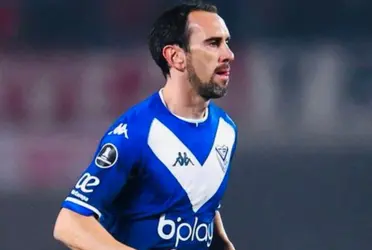 Diego Godín atraviesa un complicado momento en Vélez Sarfield y el mismo podría desencadenar en su retiro