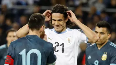 Edinson Cavani ante Argentina