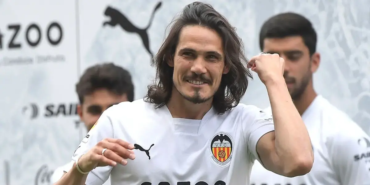 Edinson Cavani regresó al Valencia de España luego de sus largas vacaciones y fue recibido de una manera muy particular