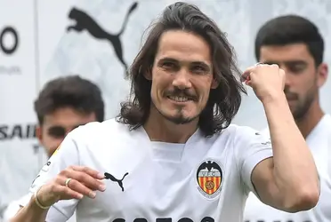 Edinson Cavani regresó al Valencia de España luego de sus largas vacaciones y fue recibido de una manera muy particular