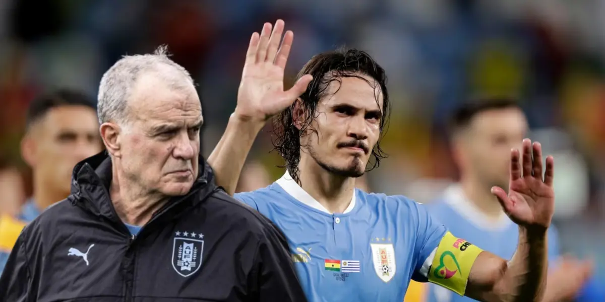 Edinson Cavani saludando a la hinchada de Uruguay junto a Marcelo Bielsa.