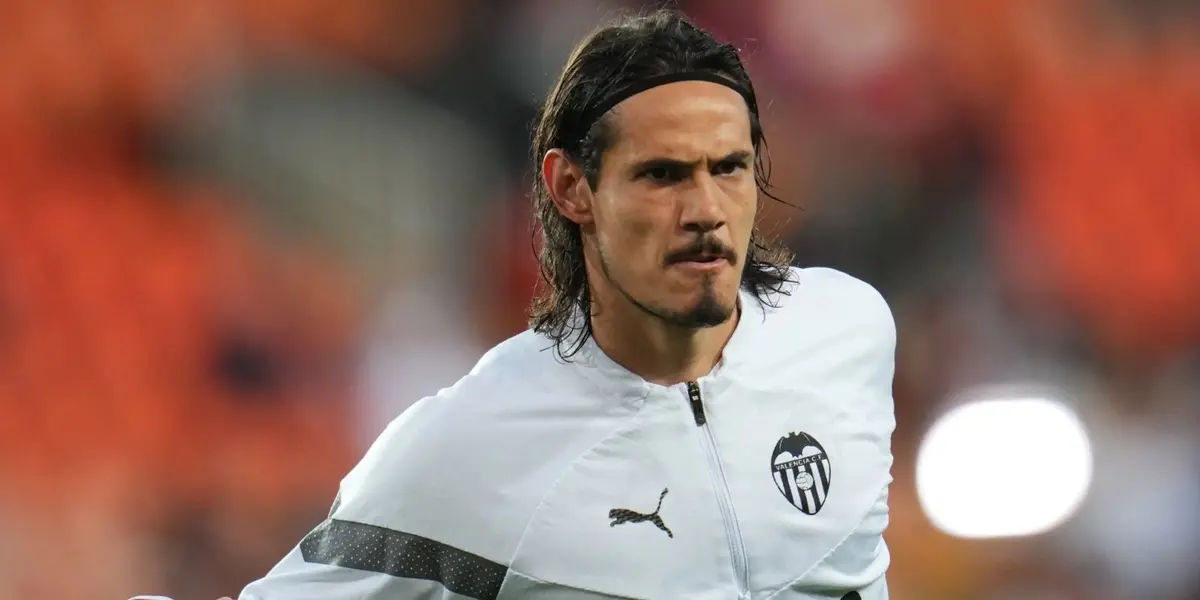 El atacante Edinson Cavani se podría ir del Valencia perdiendo una importante cifra millonaria de dinero