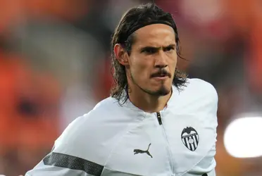 El atacante Edinson Cavani se podría ir del Valencia perdiendo una importante cifra millonaria de dinero