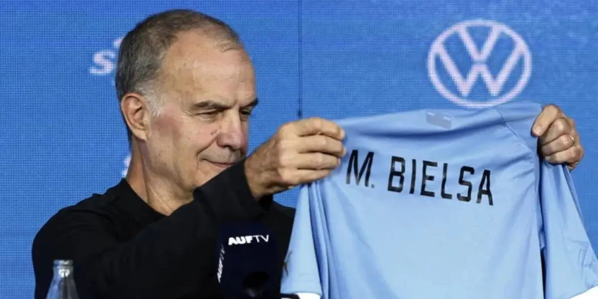 El entrenador llegó a Uruguay y fue presentado en el Estadio Centenario ante toda una multitud que presenció el día más especial 