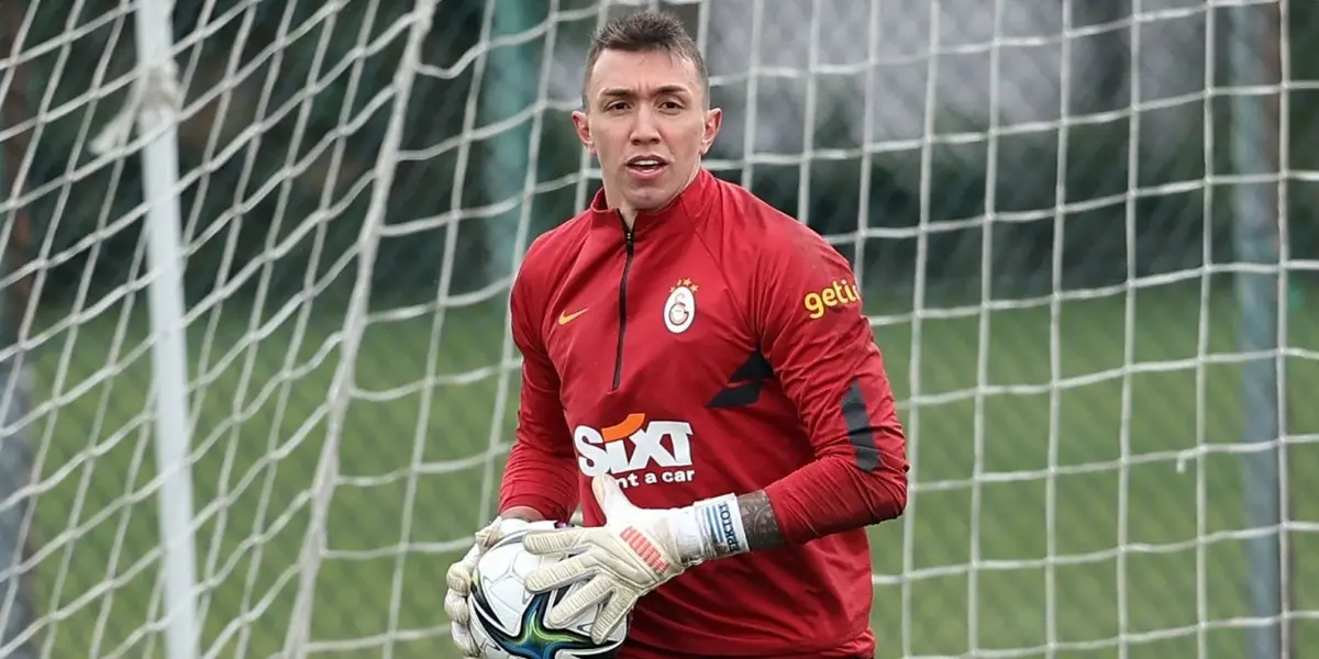 En el Galatasaray de Turquía analizan el futuro del arquero uruguayo Fernando Muslera de cara a la próxima temporada