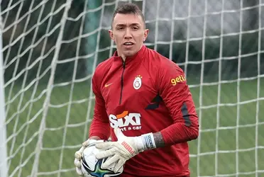 En el Galatasaray de Turquía analizan el futuro del arquero uruguayo Fernando Muslera de cara a la próxima temporada