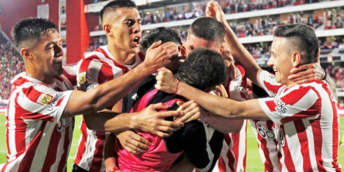 Estudiantes de La Plata en pleno festejo de gol