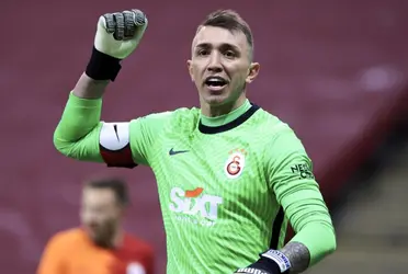 Fernando Muslera llevó tranquilidad a todo Uruguay luego de un susto por un golpe en el Galatasaray