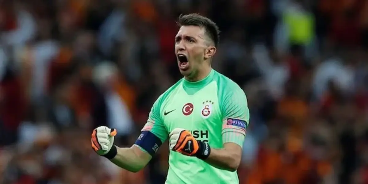 Fernando Muslera recibió tres goles en cotnra ante el United, pero fue vital para el sueño latente del Galatasaray