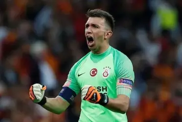 Fernando Muslera recibió tres goles en cotnra ante el United, pero fue vital para el sueño latente del Galatasaray