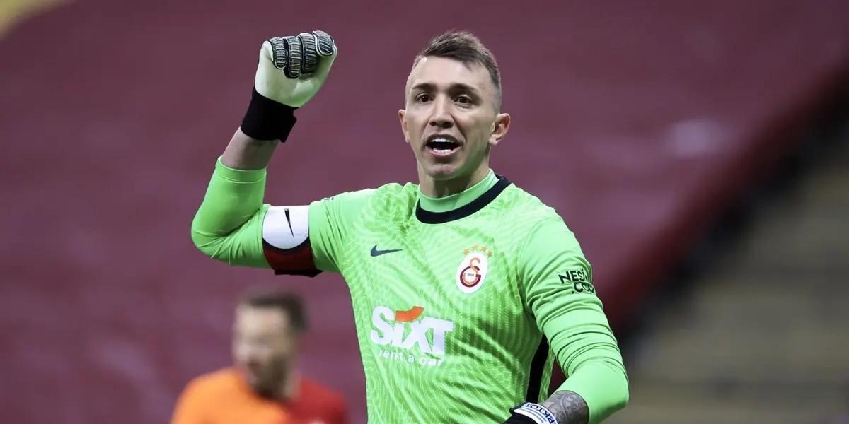 Fernando Muslera sorprendió a propios y extraños con una particular rutina en los penales a favor de su equipo