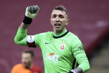 Fernando Muslera sorprendió a propios y extraños con una particular rutina en los penales a favor de su equipo