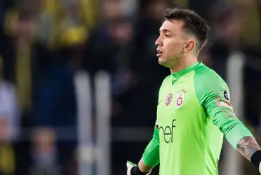 Fernando Muslera tuvo que abandonar el partido en Galatasaray por un duro golpe y en Uruguay están alertas