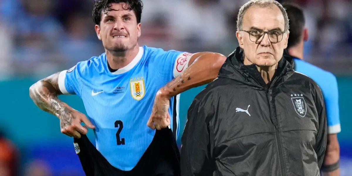 José María Giménez durante el choque frente a Panamá y Marcelo Bielsa.