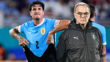 José María Giménez durante el choque frente a Panamá y Marcelo Bielsa.