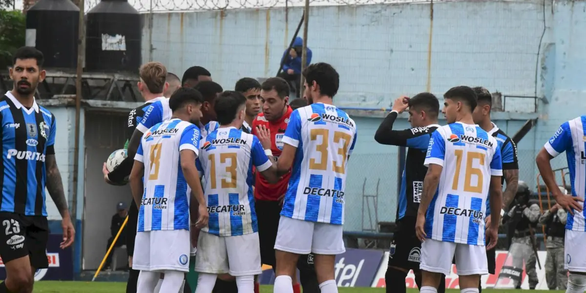 Jugadores de Cerro Largo hablando con el árbitro.