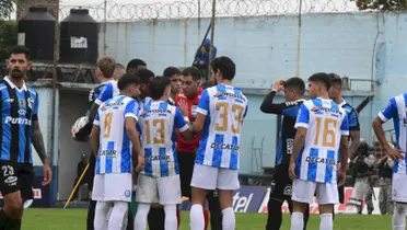 Jugadores de Cerro Largo hablando con el árbitro.