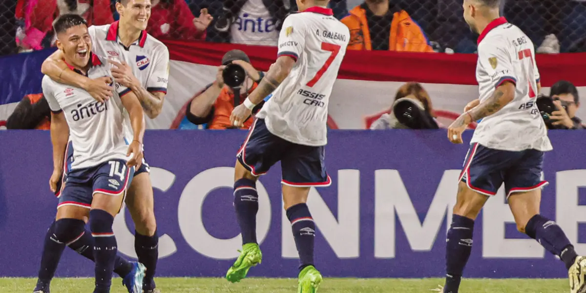 Jugadores de Nacional festejando un gol.