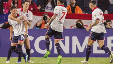 Jugadores de Nacional festejando un gol.