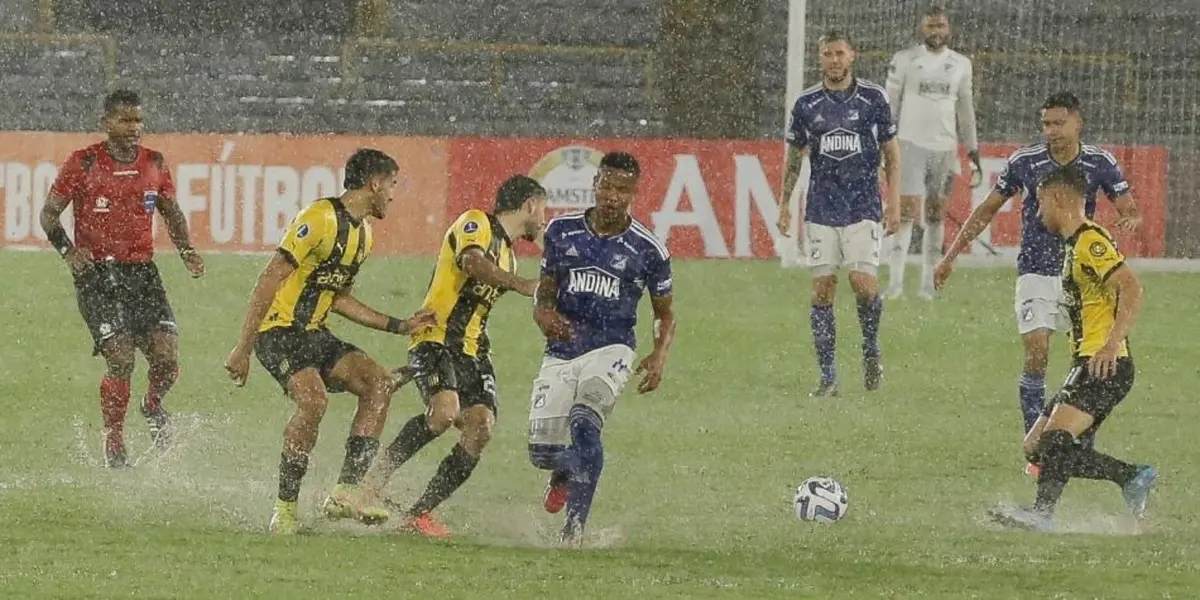 La cancha fue todo un tema en Colombia, el estado de campo de juego no drenaba de manera correcta el agua por todo lo que llovió