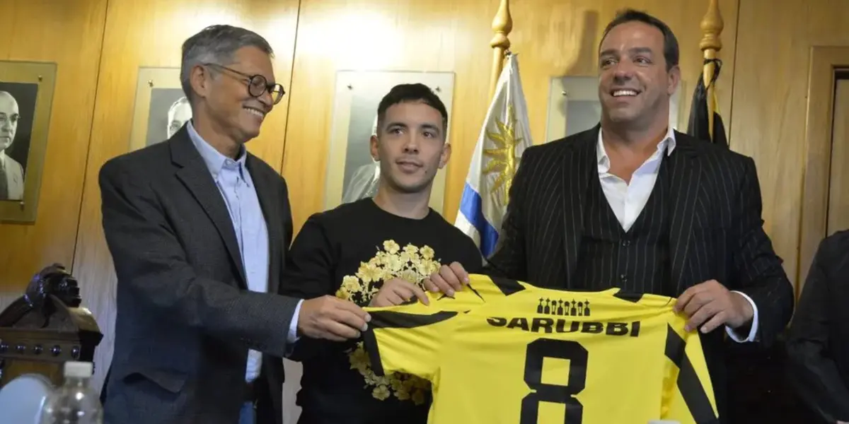 Leonardo Fernández sosteniendo su camiseta tras renovar con Peñarol.