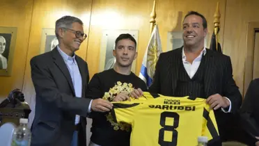 Leonardo Fernández sosteniendo su camiseta tras renovar con Peñarol.