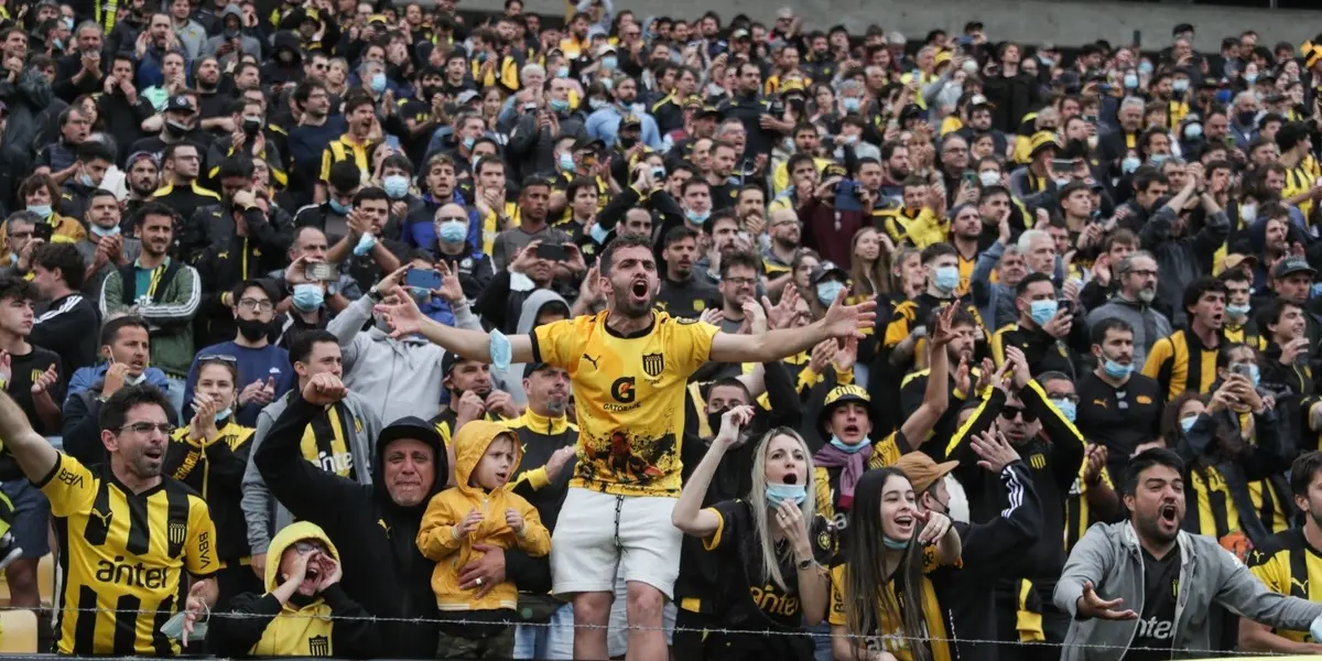 Los hinchas de Peñarol se manifestaron con total disconformidad en la previa al ingreso del Campeón del Siglo