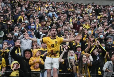 Los hinchas de Peñarol se manifestaron con total disconformidad en la previa al ingreso del Campeón del Siglo