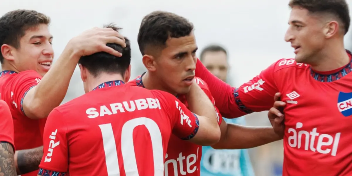 Los jugadores de Nacional festejando el triunfo ante Cerro Largo.