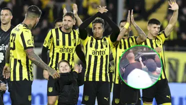 Los jugadores de Peñarol saludando a la hinchada.