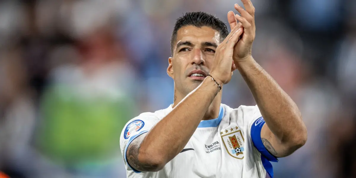 Luis Suárez tras ingresar al campo de juego frente a Bolivia.